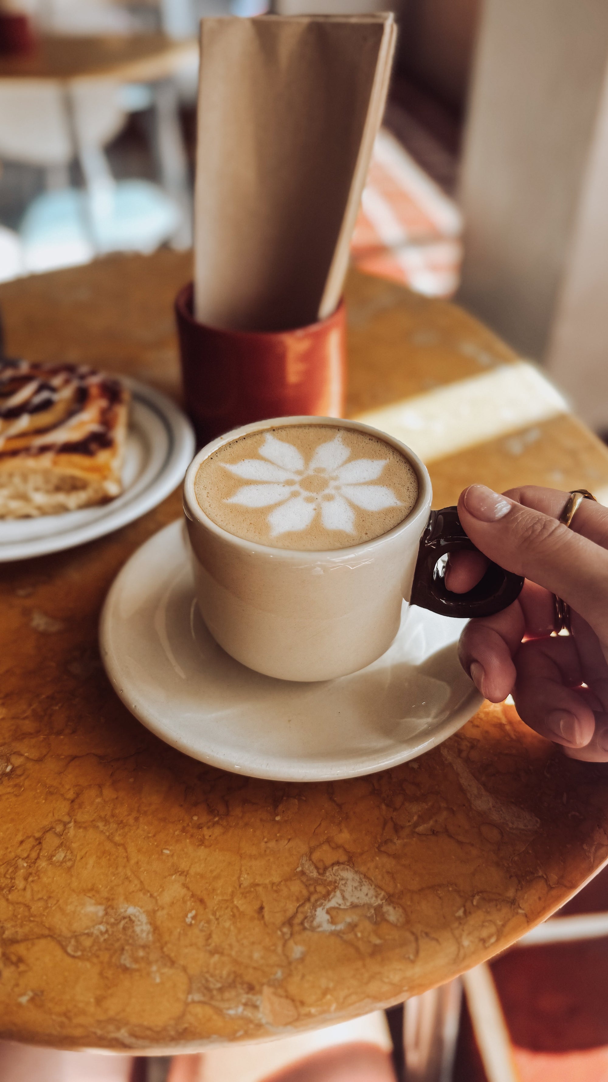 Um serviço que conta histórias: o projeto que uniu a RESHAPE Ceramics e a Beco Bagels